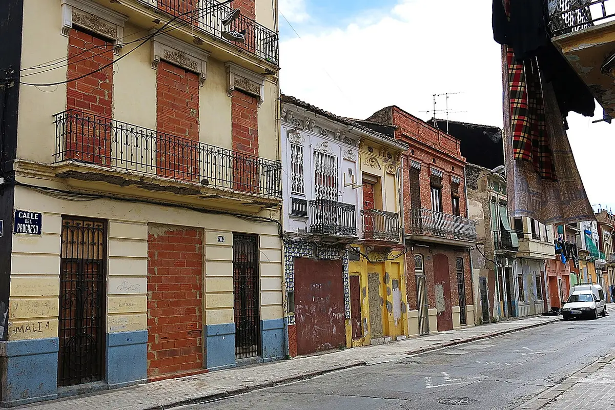Domy v Calle del Progreso v El Cabanyal ve Valencii, se železnými balkony, cihlami, obklady a malovanými fasádami